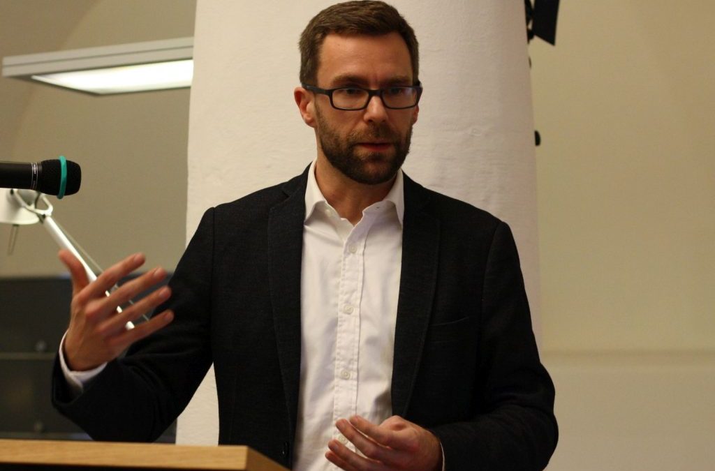 Politische Lyrik heute und morgen: Christophe Fricker beim Vortrag in Benediktbeuern